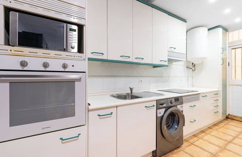 Torremolinos City Centre Apartment | Apartment "Barbarela Centro" with Balcony & Wi-Fi