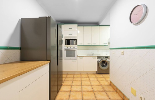 Torremolinos City Centre Apartment | Apartment "Barbarela Centro" with Balcony & Wi-Fi