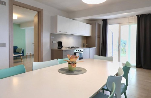 Cavaion Veronese Apartment | Apartment 'Belvedere Ceriel' with Lake View, Wi-Fi and Air Conditioning