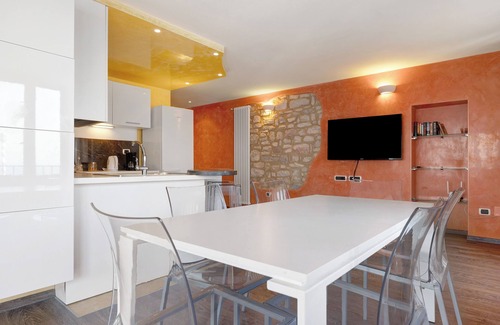 Brenzone sul Garda Apartment | Apartment 'Bianca' with Lake View, Wi-Fi and Air Conditioning