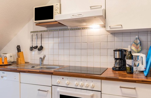Meersburg Apartment | Apartment 'Birne' with Lake View, Shared Garden and Wi-Fi