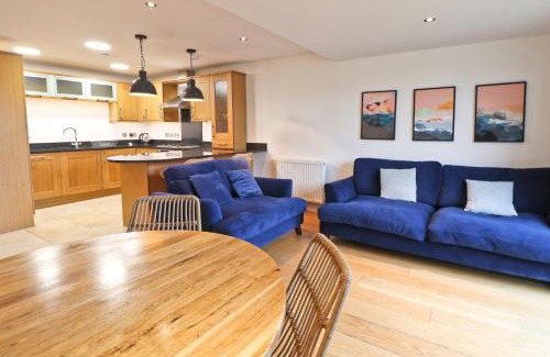Treyarnon Apartment | APARTMENT BY THE BEACH, courtyard garden