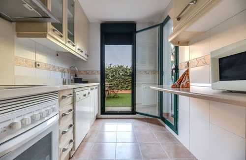 Urbanizacion Pinos Verdes Apartment | Apartment 'Cabopino, Cerca De Todo' with Shared Pool, Wi-Fi and Air Conditioning