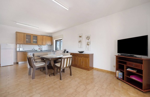 Funchal Apartment | Apartment 'Casa Atlântico nº4' close to the Sea with Shared Pool & Wi-Fi