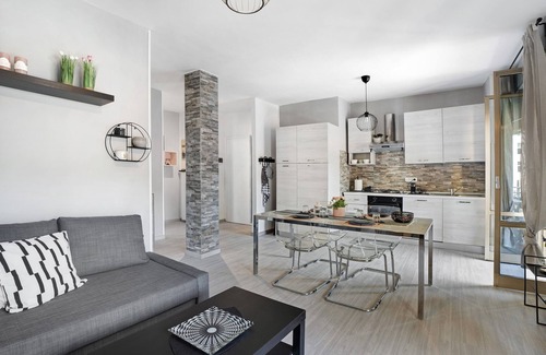 Lesa Apartment | Apartment 'Casa Del Sole' with Garden View, Wi-Fi and Air Conditioning