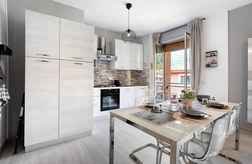 Lesa Apartment | Apartment 'Casa Del Sole' with Garden View, Wi-Fi and Air Conditioning