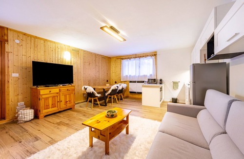 Vigo di Cadore Apartment | Apartment 'Casa Fiocco di Neve' with Mountain View, Shared Garden and Wi-Fi