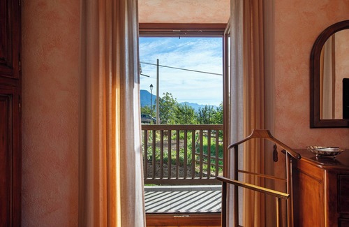 Oveillan Apartment | Apartment 'Casa Mauro Con Vista Su Aosta' with Mountain View
