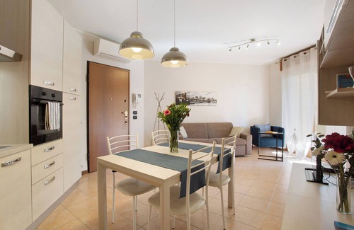 Nova Milanese Apartment | Apartment 'Casa Rosada Monza Autodromo' with Balcony, Wi-Fi and Air Conditioning