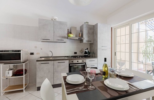 Oristano House | Apartment 'Casa Sophie' with Private Garden, Wi-Fi and Air Conditioning
