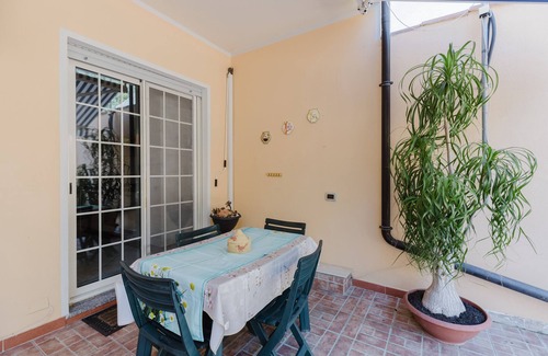 Oristano House | Apartment 'Casa Sophie' with Private Garden, Wi-Fi and Air Conditioning