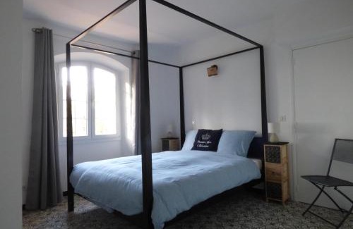 Chateauneuf-Grasse Apartment | Apartment Cézanne with heated pool and private garden