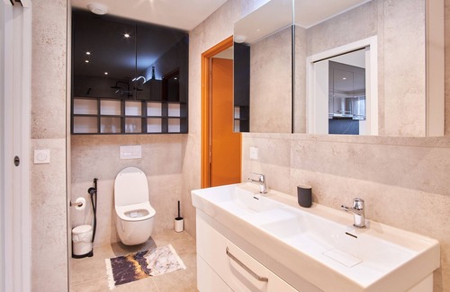 Quartier Exposition-Bajatiere Apartment | Apartment "Chez Flo 39" with Balcony & Wi-Fi