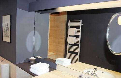 Bordeaux City Centre Apartment | Apartment-Clemenceau-Ensuite with Bath-Street View