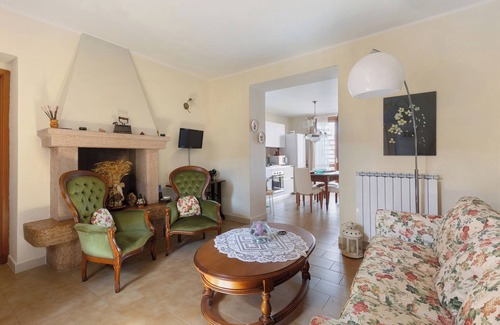 Albisano Apartment | Apartment 'Corbei' with Lake View, Shared Terrace and Wi-Fi