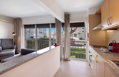 Conceicao e Cabanas de Tavira Apartment | Apartment 'Costa Cabanas 54' with Shared Pool, Shared Garden and Air Conditioning