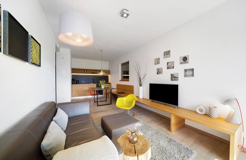 Schenna Apartment | Apartment 'Dahoam - Gardensuite L' with Mountain View, Shared Pool and Wi-Fi