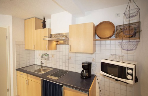 Gohren Apartment | Apartment-Deluxe-Private Bathroom-Courtyard view-mit Balkon 2