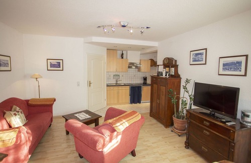 Gohren Apartment | Apartment-Deluxe-Private Bathroom-Courtyard view-mit Balkon 2