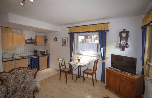 Gohren Apartment | Apartment-Deluxe-Private Bathroom-Courtyard view-mit Balkon 2