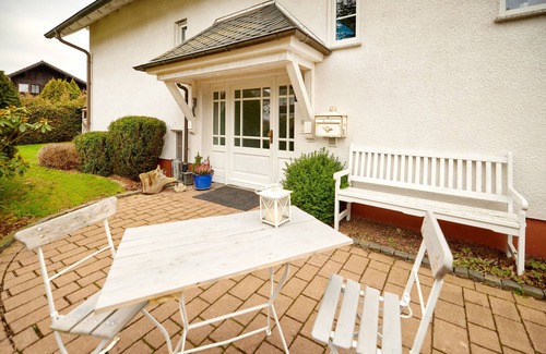 Treysa Apartment | Apartment 'Die Landgräfinnen' with Shared Terrace, Shared Garden and Wi-Fi