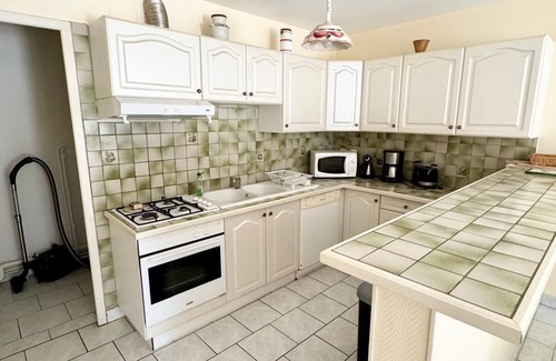 Le Moulleau Apartment | APARTMENT DIRECTLY ONTO SUNNY PRIVATE GARDEN. 15 MN WALK FROM THE BEACH