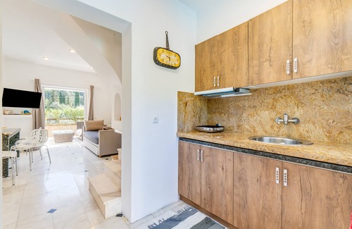 Agios Gordios Apartment | Apartment 'Doliva Erietta with Private Pool' with Mountain View, Wi-Fi and Air Conditioning