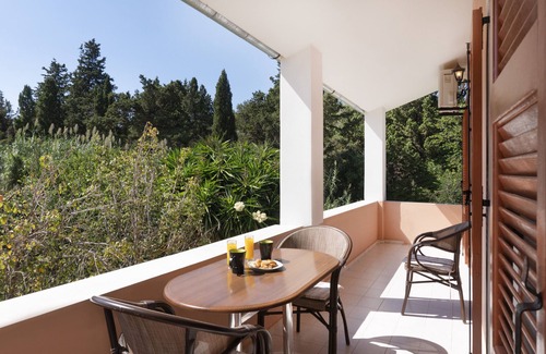 Agios Georgios Pagon Apartment | Apartment Dora Pagoi 3 with Mountain View, Shared Garden & Wi-Fi