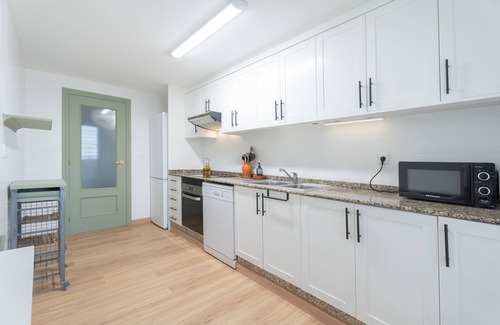 El Grao de Castellon Apartment | Apartment 'Elcano' with Mountain View, Wi-Fi and Air Conditioning