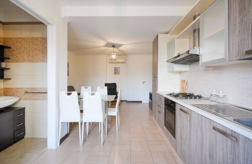 Torre Canne Apartment | Apartment 'Emma House, By The Sea' with Balcony, Wi-Fi and Air Conditioning