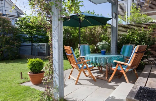 Langenargen Apartment | Apartment 'Ernst-Strobl' with Shared Garden, Balcony and Wi-Fi