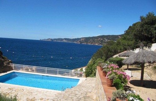 Sant Feliu de Guixols Apartment | APARTMENT AT WALKING DISTANCE FROM THE BEACH AND POOL
