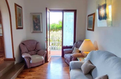 Massa e Cozzile Apartment | Apartment 'Estate' with Shared Pool, Wi-Fi and Air Conditioning