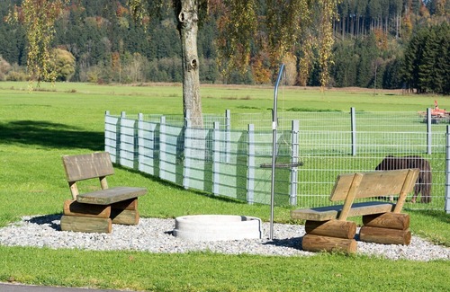 Wuchzenhofen Apartment | Apartment 'Ferienwohnung Im Allgäu - Biber 2' with Shared Garden, Balcony and Wi-Fi