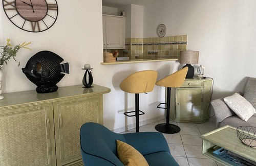 Miramar Apartment | Apartment for rent in secure residence with private pool near the sea.