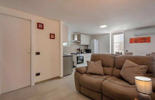 Lido Apartment | Apartment 'Favola Rosa' with Shared Terrace, Wi-Fi and Air Conditioning
