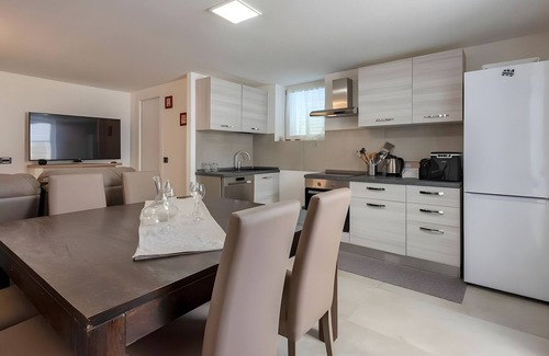 Lido Apartment | Apartment 'Favola Rosa' with Shared Terrace, Wi-Fi and Air Conditioning