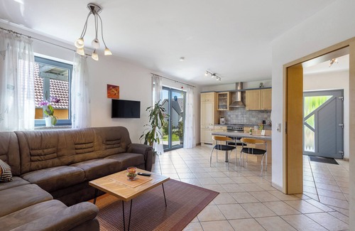 Ploessberg Apartment | Apartment 'Ferienwohnung Walter' with Private Terrace, Shared Garden and Wi-Fi