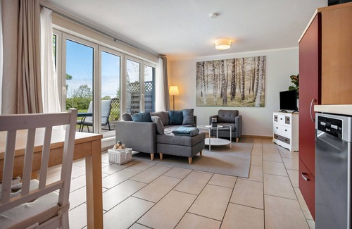 Ribnitz-Damgarten Apartment | Apartment Ferienwohnung Ostseezeit with Private Terrace, Shared Garden and Wi-Fi