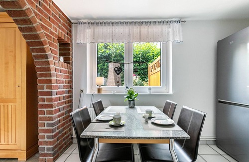 Norddeich Apartment | Apartment 'Ferienhaus Alter Deich' with Private Terrace, Private Garden and Wi-Fi