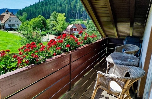 Ehlenbogen Apartment | Apartment 'Ferienwohnung Blaess' with Balcony and Wi-Fi