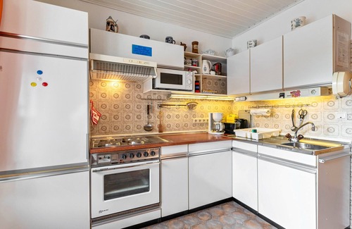 Langenhorn Apartment | Apartment 'Ferienwohnung Roswitha' with Shared Garden, Balcony and Wi-Fi