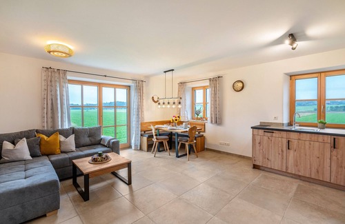 Schechen Apartment | Apartment 'Ferienwohnung Eberlhof' with Mountain View, Shared Garden and Wi-Fi
