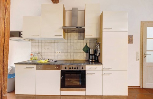 Sehestedt Apartment | Apartment 'Ferienwohnung Galerie 1' with Shared Pool, Private Terrace and Wi-Fi