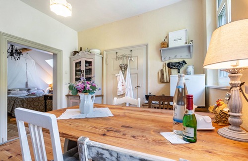 Calau Apartment | Apartment 'Ferienwohnung Im Landschloss' with Shared Terrace, Shared Garden and Wi-Fi