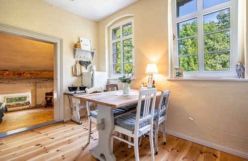 Calau Apartment | Apartment 'Ferienwohnung Im Landschloss' with Shared Terrace, Shared Garden and Wi-Fi