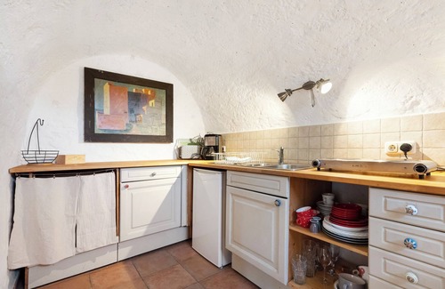 Wachwitz Apartment | Apartment 'Fewo In Der Alten Weinpresse' with Private Garden and Wi-Fi
