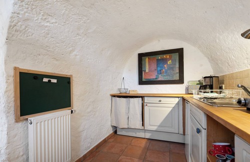 Wachwitz Apartment | Apartment 'Fewo In Der Alten Weinpresse' with Private Garden and Wi-Fi