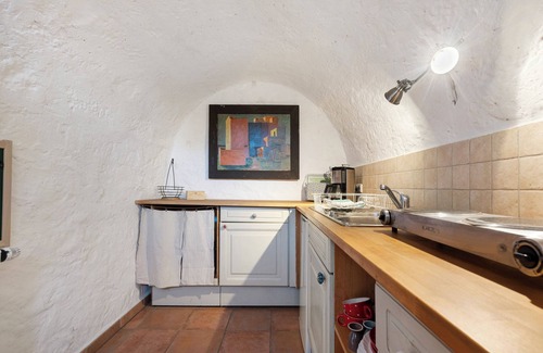 Wachwitz Apartment | Apartment 'Fewo In Der Alten Weinpresse' with Private Garden and Wi-Fi