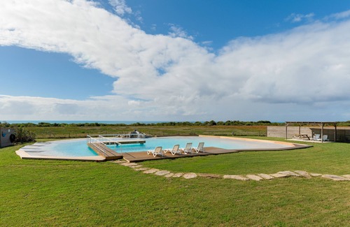 Cavaleiro House | Apartment 'Flor Do Rosto I' with Lake View, Shared Pool and Wi-Fi